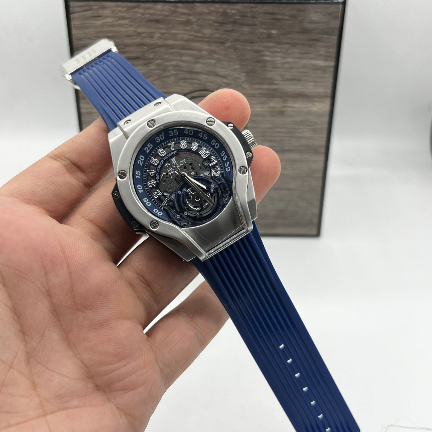 HUB WATCH